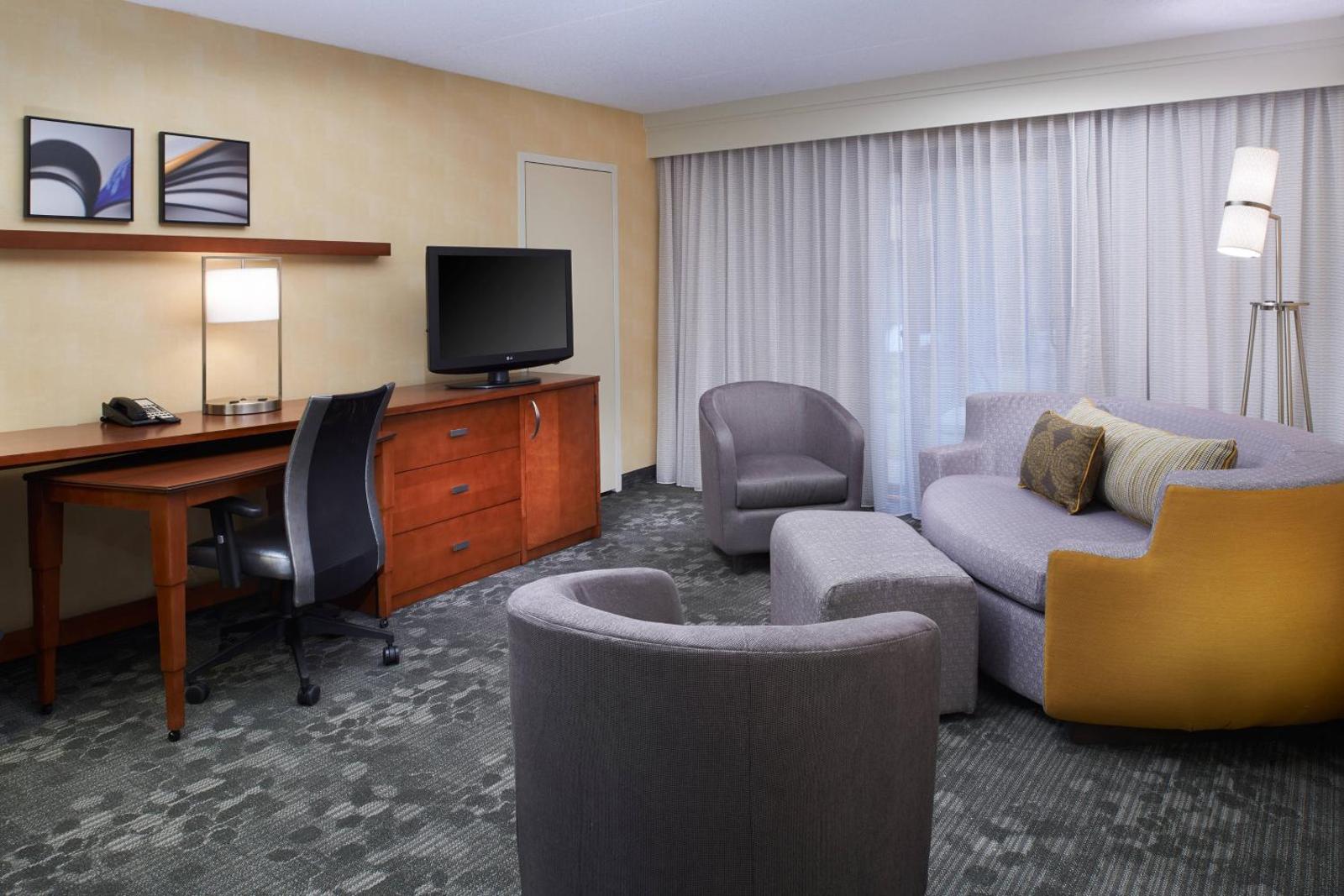 Courtyard by Marriott Detroit Warren Main image 2